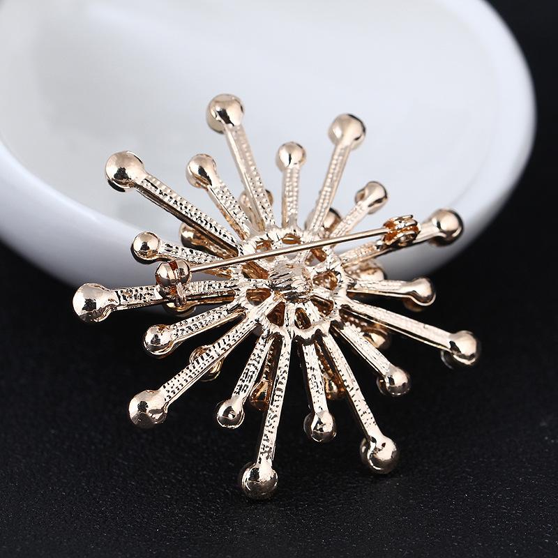Fashion Alloy Three-dimensional Pearl Snowflake Brooch Pin Corsage Flower Female Clothing Accessories Long-Lasting Color Exquisite Brooch BFF Gift