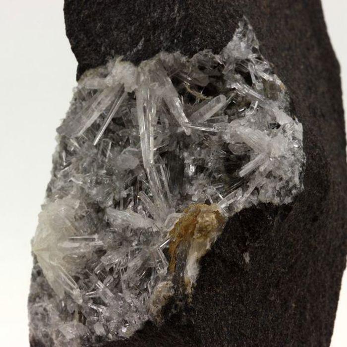 Pierres et Minéraux. Aragonite + Bazalte. 1183.30 ct. Fi?Akovo, Lu?Enec District, Slovaquie (rare).