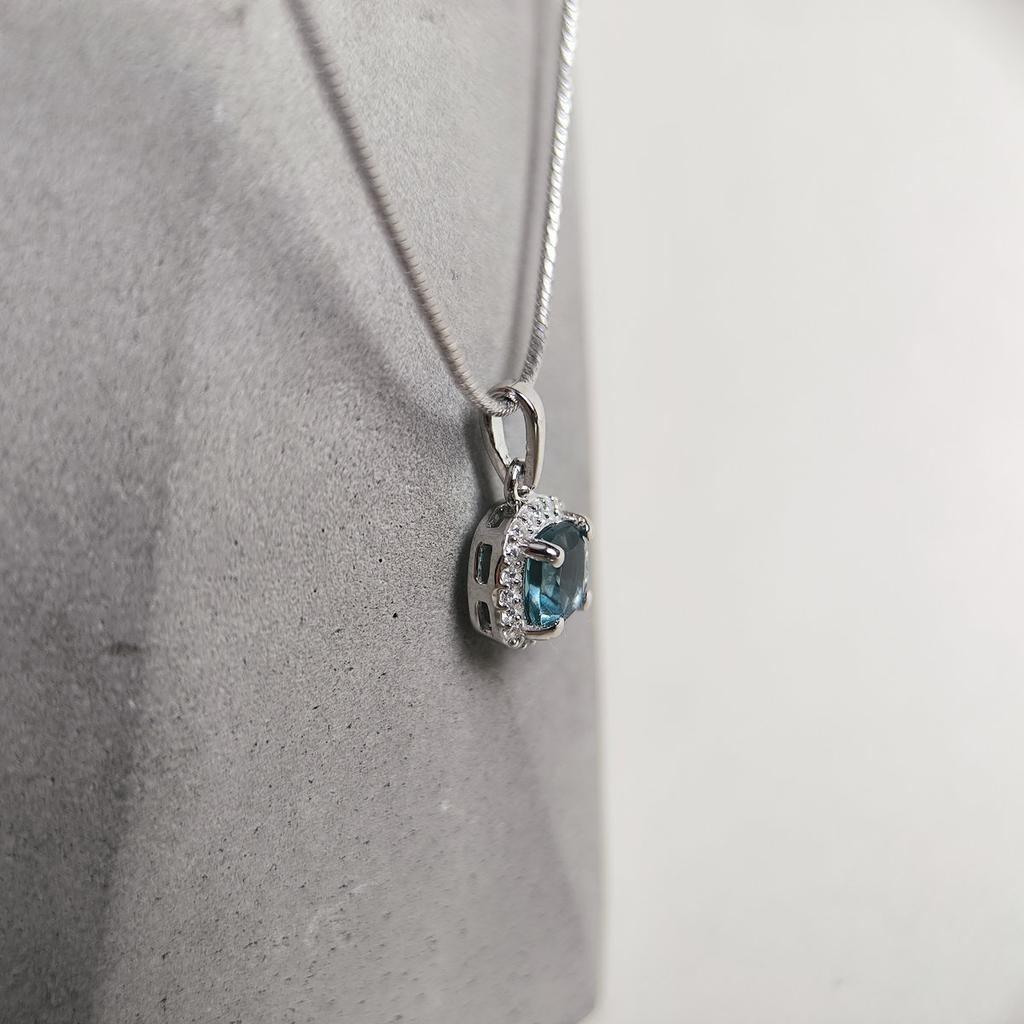 Серебряная подвеска с топазом Лондон Блю 1.062ct, фианитами (2204473)