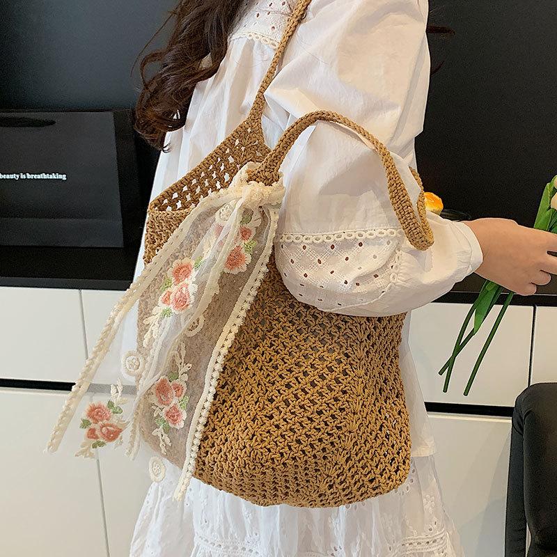 This spring and summer, the popular literary and artistic style is small, fresh, hollow woven tote bag, leisure and vacation style