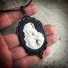 Viktorianisch Schwarz Geometrisch Oval Spitze Weiß Rose Totenkopf Meerjungfrau Schmetterling Cameo Anhänger Halskette für Damen Halloween Schmuck