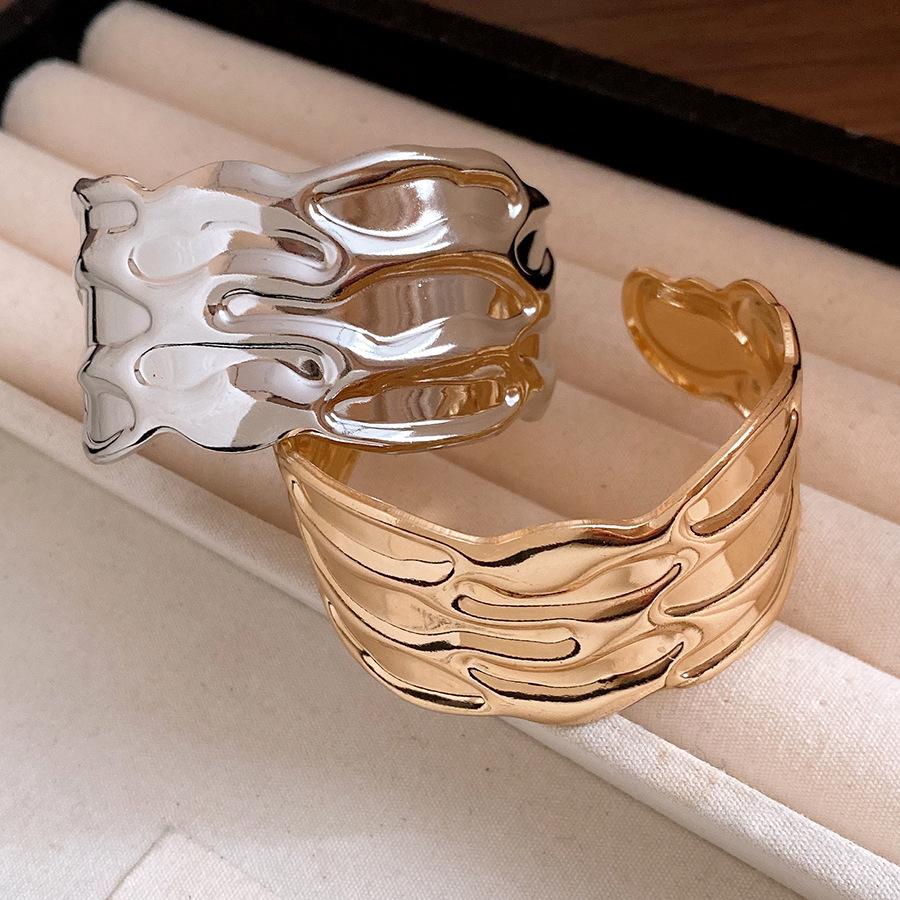 Retro Metallstruktur Armband Damen Gestreift Unregelmäßig Offener Armreif Mode Exquisit Täglich Bankett Party Schmuck Zubehör Geschenke
