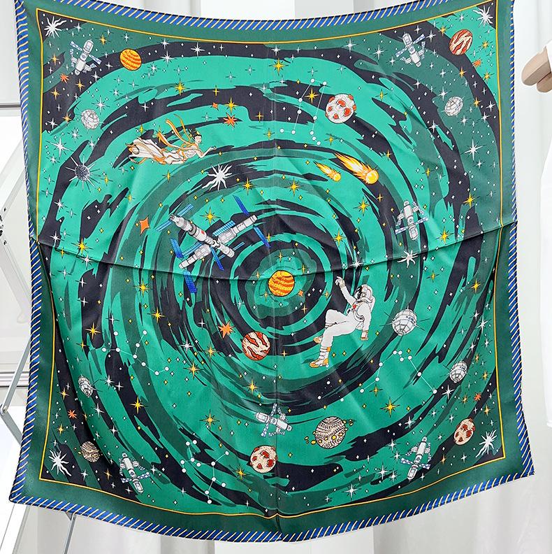 

Шелковый платок «Путешествие Чанъэ на Луну»: Элегантный квадратный платок из шелка тутового дерева зелёный