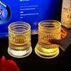 360° drehbarer Glasbecher mit LED-Sockel, perfekt für Bar und Zuhause