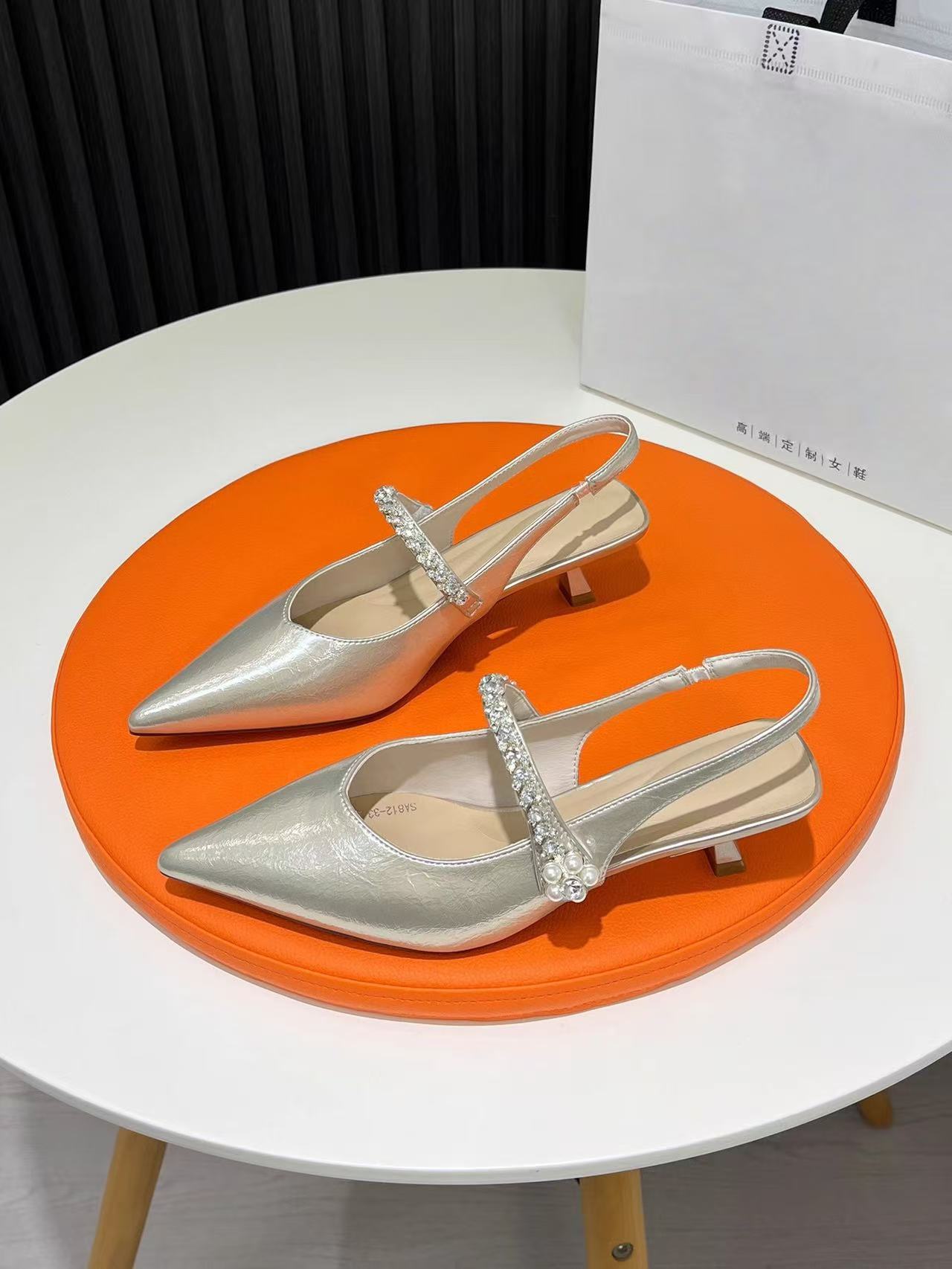 

Summer new pointed rhinestone pearl high fashion temperament low heel bag head fashion temperament single shoes women 40 шампанского