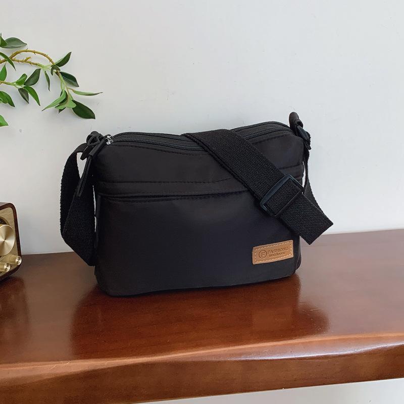 

Модная вместительная наплечная сумка для通勤, женская, новая коллекция весна-лето 2025, повседневная универсальная маленькая квадратная сумка, корейская версия, сумка-мессенджер чёрный
