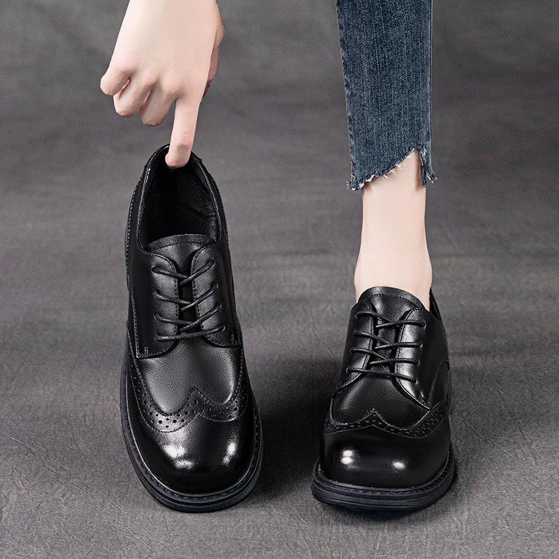 Det första lagret av mockasiner i koskinn för damer 2025 vår och höst nya brittisk stil Brock retro pendlingsskor i läder små läderskor för damer