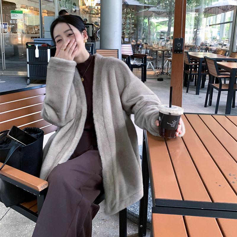 

Осень и зима, новый экологически чистый меховой плюшевый плащ, женский универсальный меховой цельный кардиган с v-образным вырезом в этом году