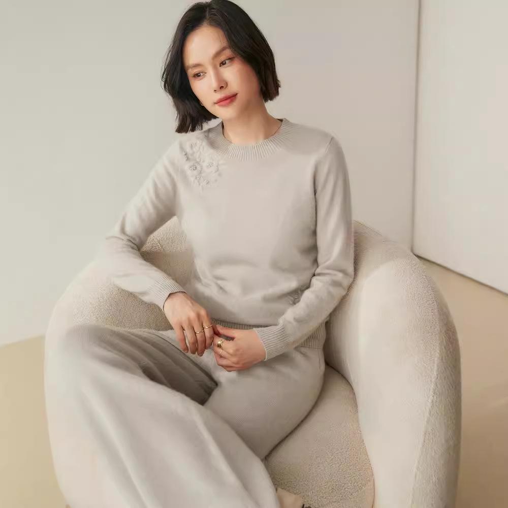 

Autumn/Winter 2024 Cashmere Petal Embroidery Round Neck Pullover Sweater Large