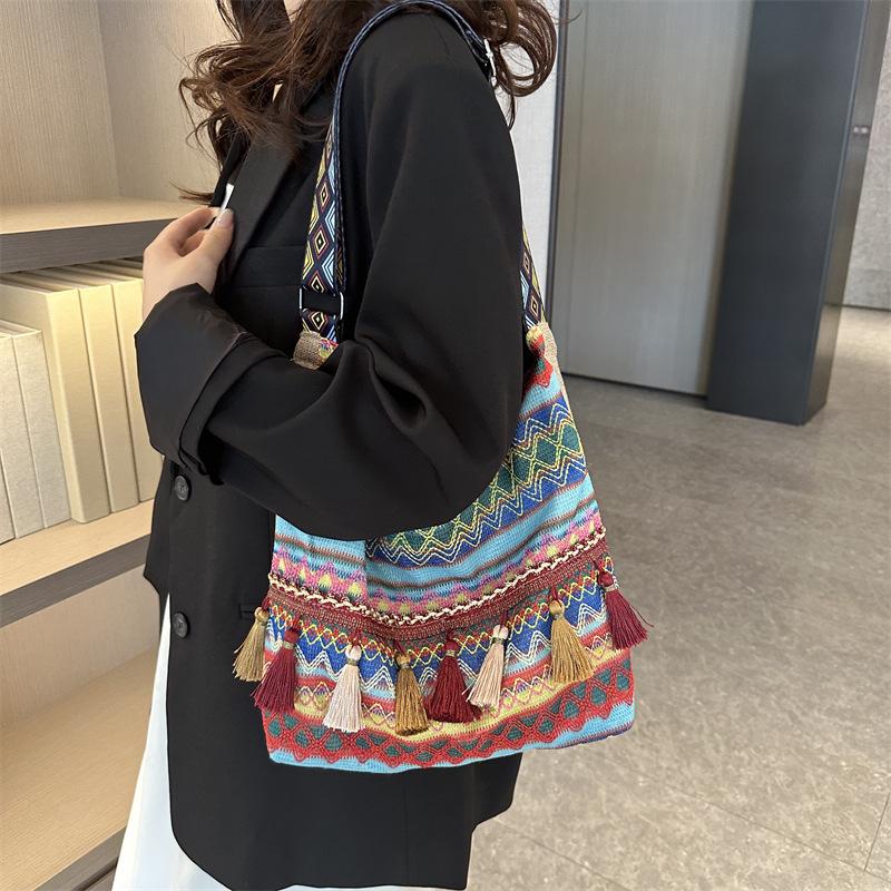 Large Capacity Hand Carry Fashion Fringed Leisure Bag 2025 Spring New Versatile Single Shoulder Armpit Tote