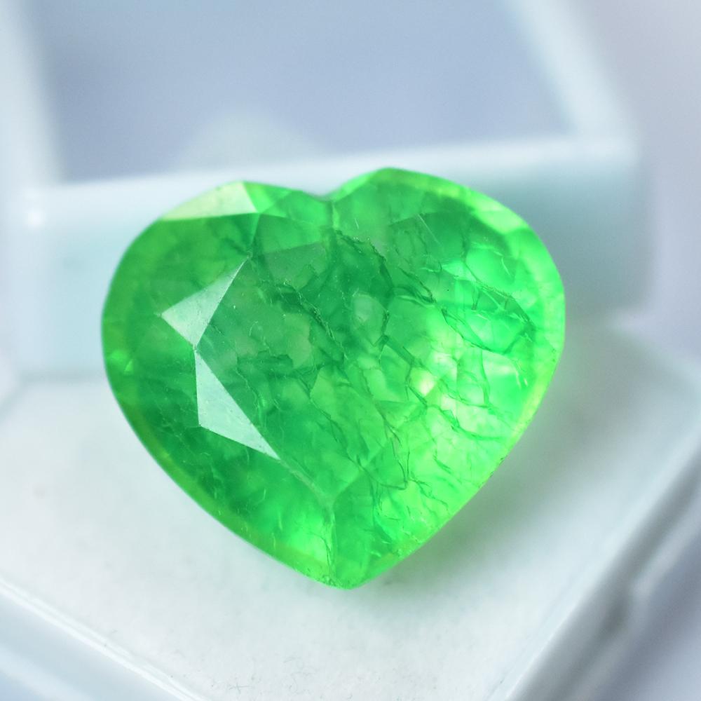 Gemma di Smeraldo Naturale Certificato da 19,75 Carati Taglio a Cuore dalla Colombia