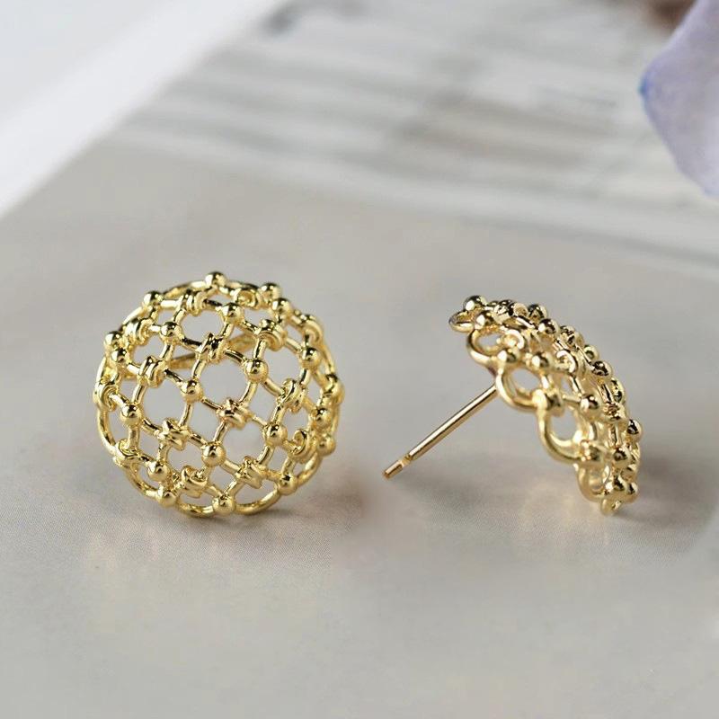 

Французские элегантные серьги-пусеты для женщин, серьги с полым геометрическим дизайном, модные, темпераментные и популярные ювелирные изделия.