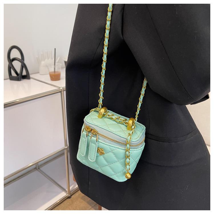 

Rhombus embroidery thread bag women s 2025 spring new women s bag popular retro simple chain messenger bag small square bag