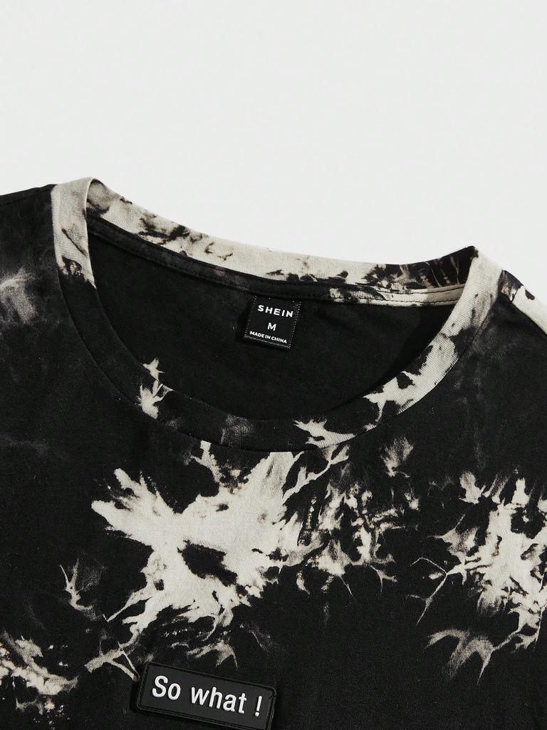 Manfinity LEGND Herren T-Shirt aus Baumwolle mit Batikmuster und Slogan-Grafik