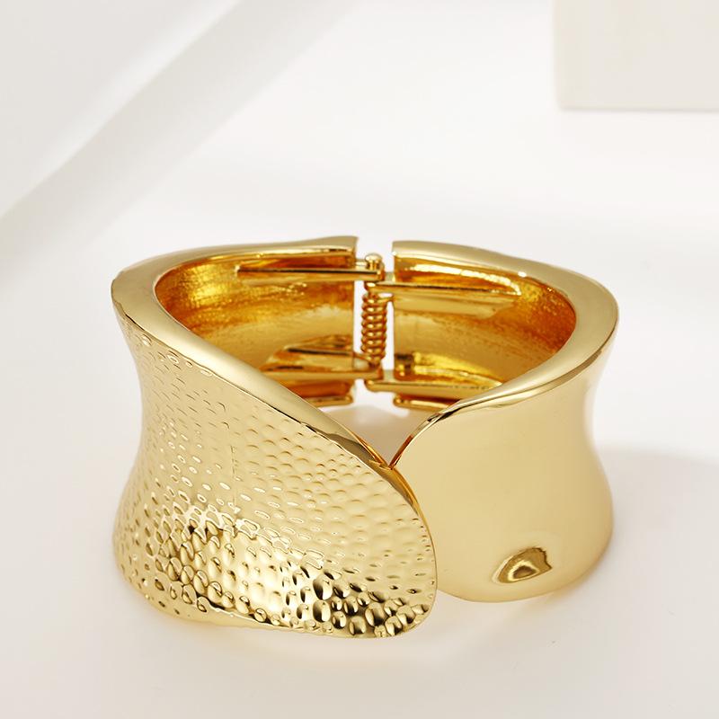 Large Glossy Bracelet for Women, High-end, Fashionable, European and American Exaggerated Spring Bracelet