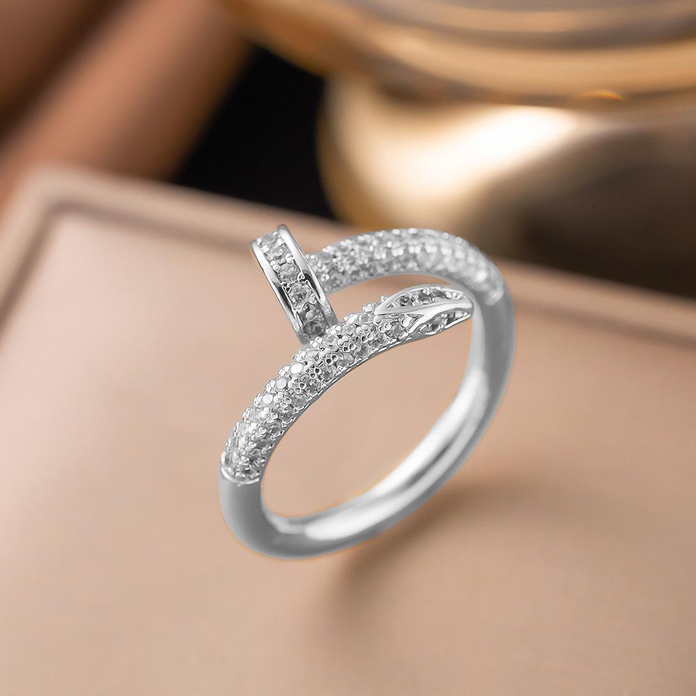 Роскошное медное кольцо с бриллиантовой микроинкрустацией: Шикарный и прочный