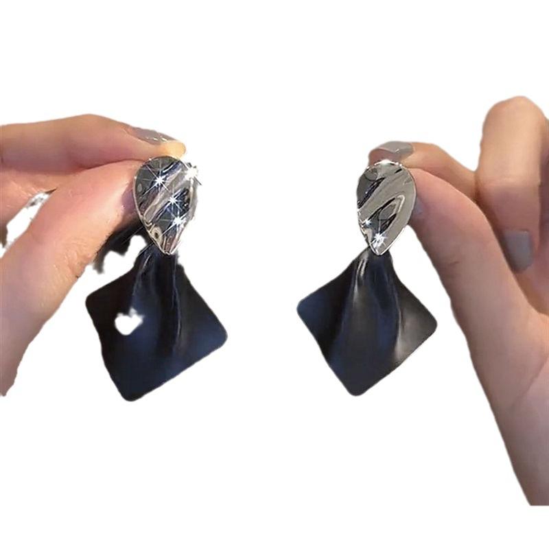 Long Black and White Personalized Earrings High-Grade Sense Light Luxury and Simplicity Frosty Style Earrings Tide