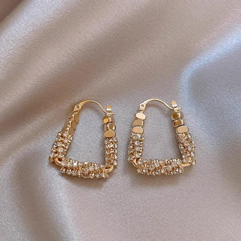 Роскошные и изысканные серьги, модные пусеты с ретро-акцентом.