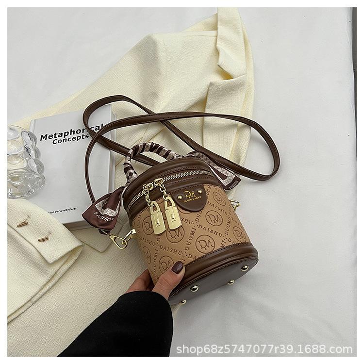 High-end texture small bag women's spring and summer 2025 new niche design crossbody bag explosive women's handheld bucket bag