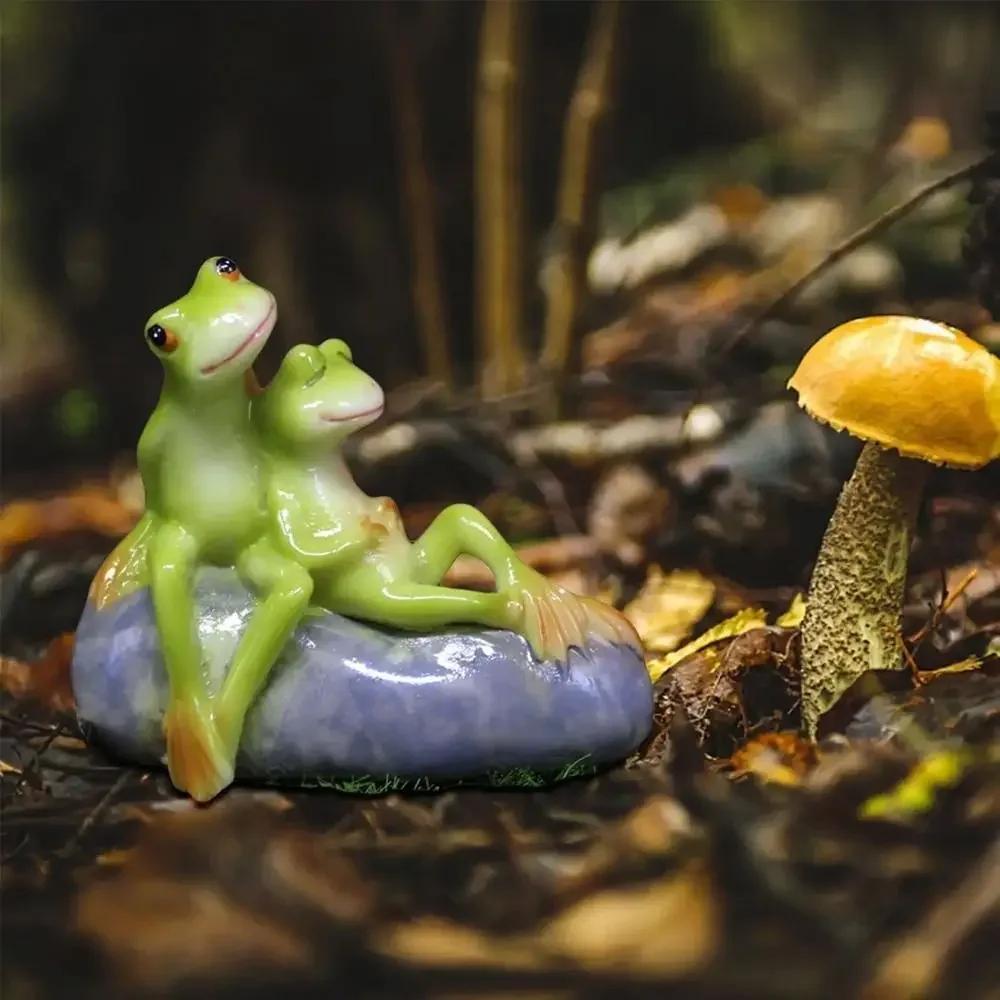 Fashion Resin Crafts Frog Statue Realistic Sitting Frog Frog Figurine Garden Decoration Cartoon Frog Sculpture
