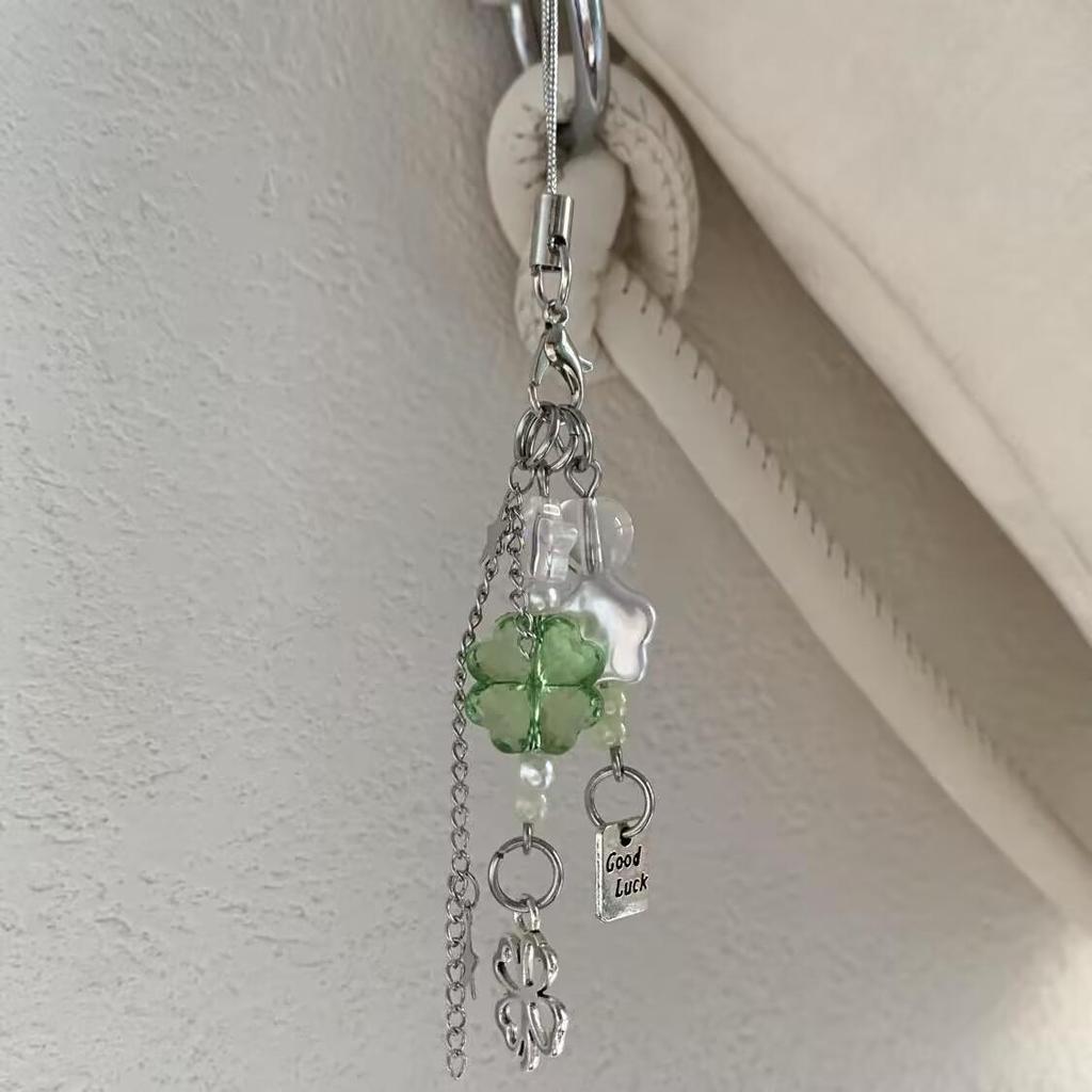 Přívěsek čtyřlístek: Ručně vyráběný korálkový obal na telefon a klíčenka s lanyardem