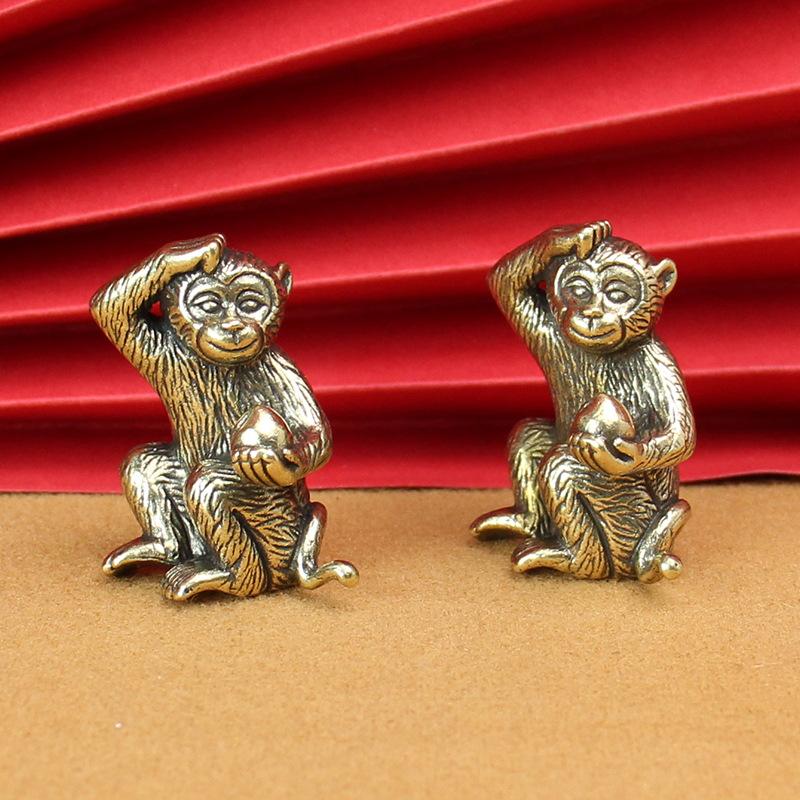 Solid Brass Little Monkey Ornament Holding Peach Monkey Zodiac Monkey Cute Pure Copper Monkey Metal Crafts