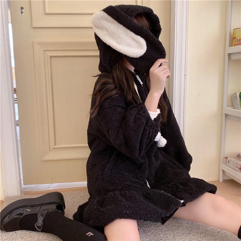 Kapturowana kurtka zapinana na zamek z wełny jagnięcej z króliczymi uszami