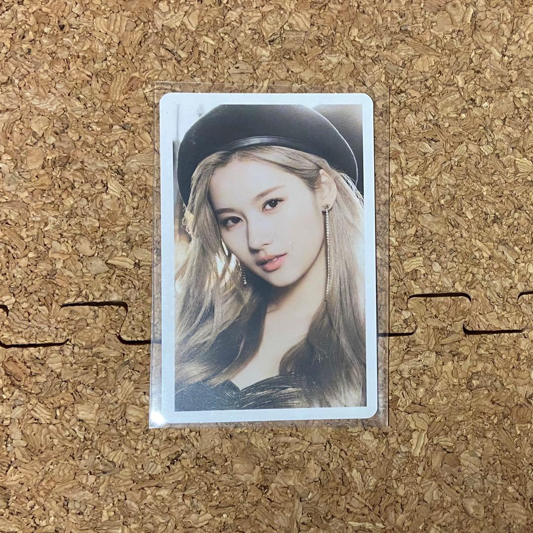 

[USED] TWICE celebrate Sana high-five trading card