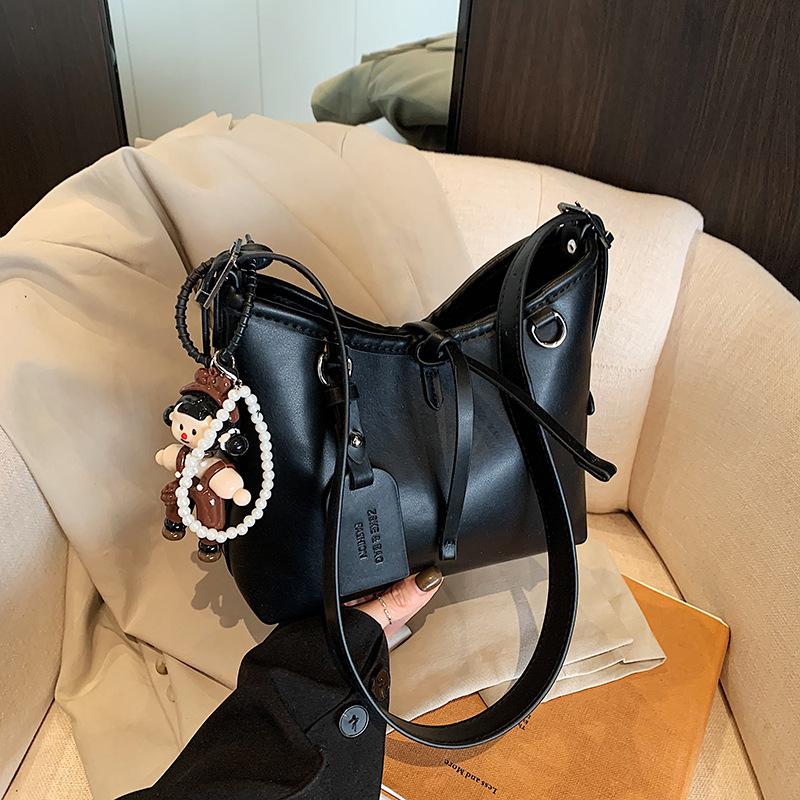 Casual soft surface large-capacity bag women's 2025 new fashion commuter shoulder bag candy color simple oblique span bag