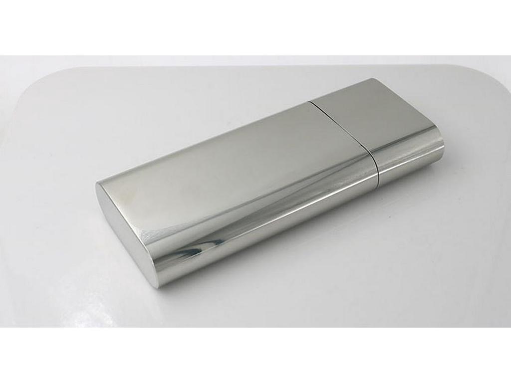 Kombinacja stalowego etui na cygara i piersiówki