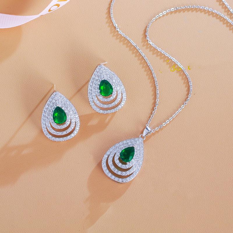 

Комплект колье и серег-пусет с сапфировыми каплями, слегка инкрустированный цирконием, полая цепь в форме груши. зелёный