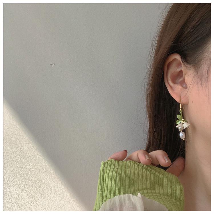 Boucles d'oreilles puces élégantes en argent avec fleurs de perles et pampilles - Mode française haut de gamme polyvalente