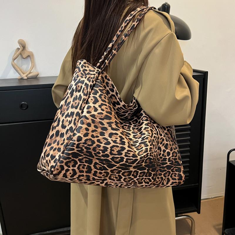 Unique Design Medium Sized Tote Bag Sleek Pu Material Commuter Bag For Daily Outfits