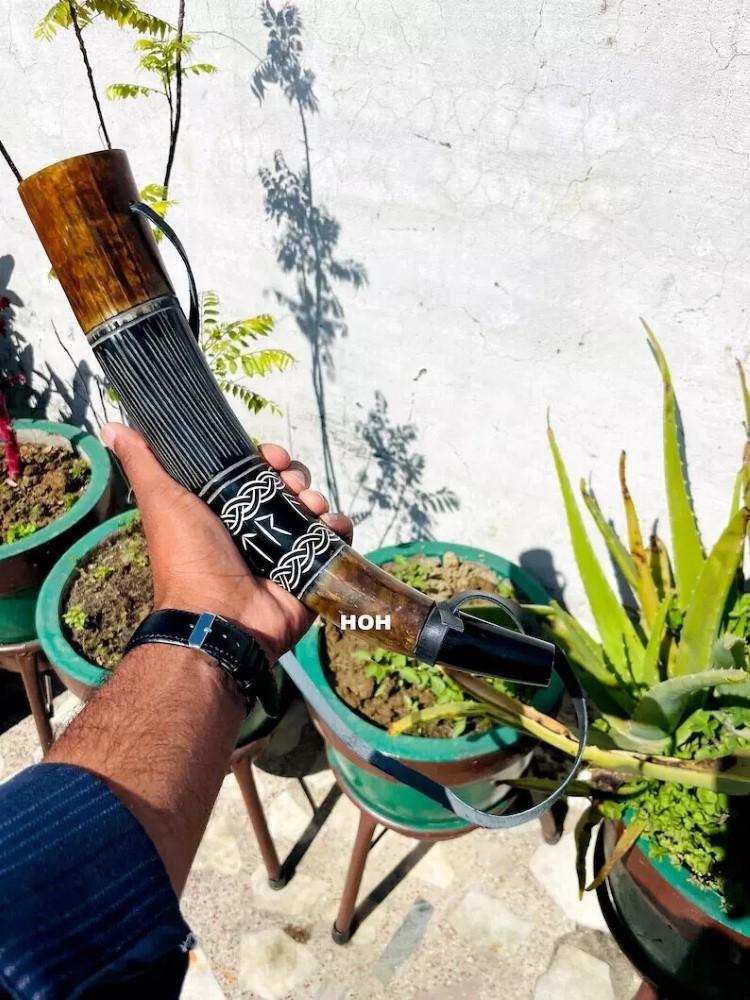 Středověký VIKINGSKÝ VÁLEČNÝ ROH bojová trubka Ručně rytý Foukací roh 16 palců Dárek přírodní Roh Polnice Lovecký nástroj Dárek Dekorace