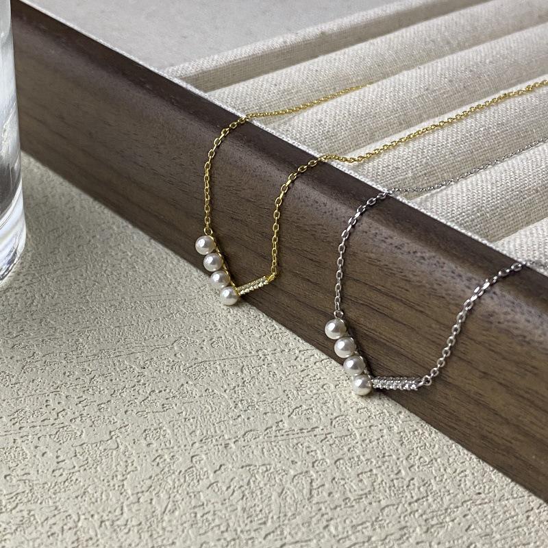 Elegant V-Shaped Pearl Necklace: Women's 925 Sterling Silver with 18K Gold Plating, Light Luxury Design, Versatile Clavicle Chain