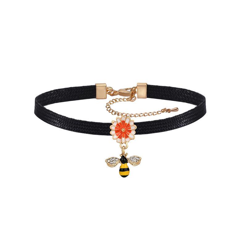 Cute Choker Short Necklace For Women Highlighting Adorable Bee And Elements Flower