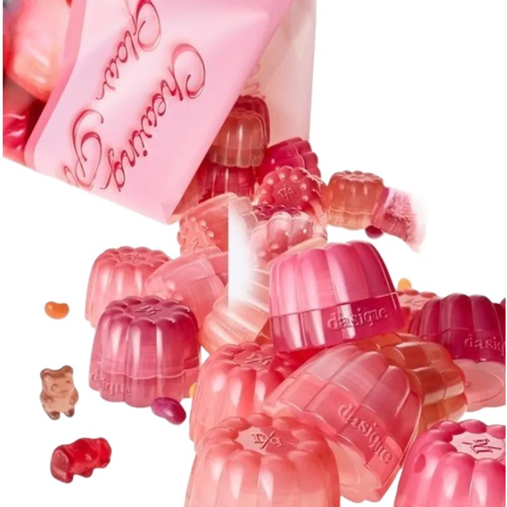 

DASIQUE Chewing Glow Pot for a moisture-rich, jelly-gloss lip and cheek look 19 Coco Berry