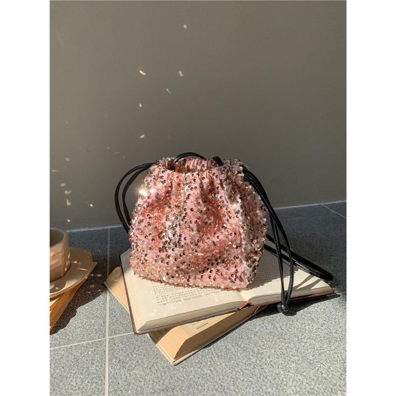 Portable bucket bag, women's premium pull rope pleated shoulder messenger bag, women's fashion color sequin bag