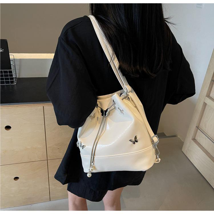 2025 Damen Silber Eimer Tasche: Roter Sommer-Schulterrucksack