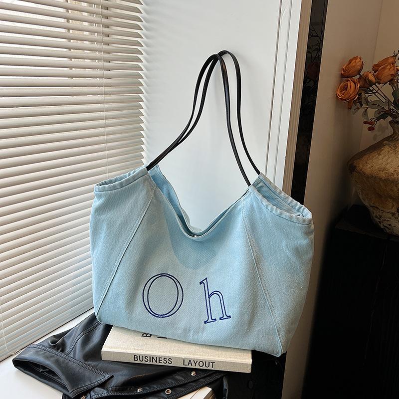 

Lightweight and large-capacity denim tote bag women s new high-end single shoulder commuter underarm bag shopping bag светло-синий