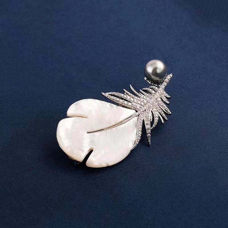 Fashion Crystal Shell Feather Brooch Pins For Women Luxury White Pearl Gold Color Party Wedding Gifts Clothing Accessories