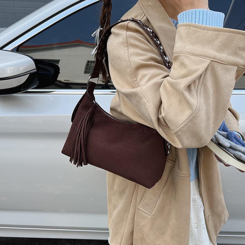 

Нишевый дизайнерский замшевый модный универсальный зарубежный стиль повседневная наплечная сумка-мессенджер 2025 осень портативная сумка подмышку темно-коричневого