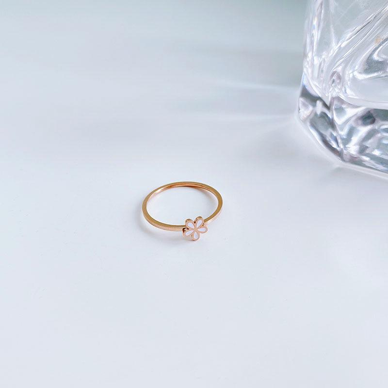 Korejský titanový ocelový prsten se sedmikráskou v černém a bílém provedení - minimalistický, elegantní design pro ženy, moderní styl pro ukazováček.