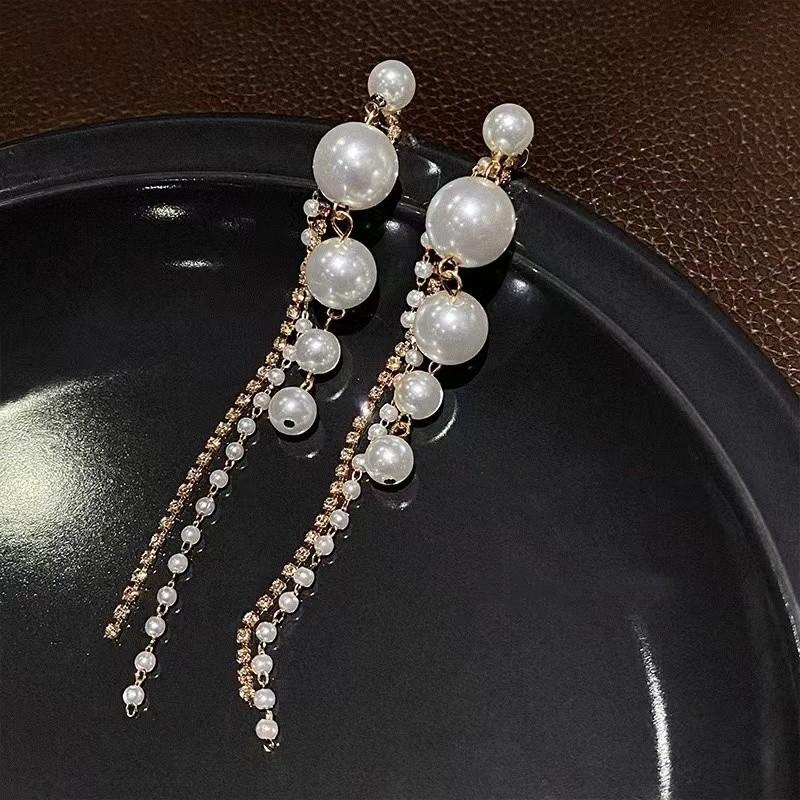 Orecchini alla moda con frange, lussuosi e sofisticati, dal fascino elegante. Lunghi Orecchini di Perle per uno Stile Versatile e Raffinato.
