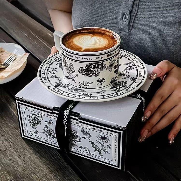 Полулетний цветок — это уникальная и высококлассная французская ретро-стильная черно-белая кофейная чашка. Легкий роскошный подарочный набор из изысканных сувениров 240ml