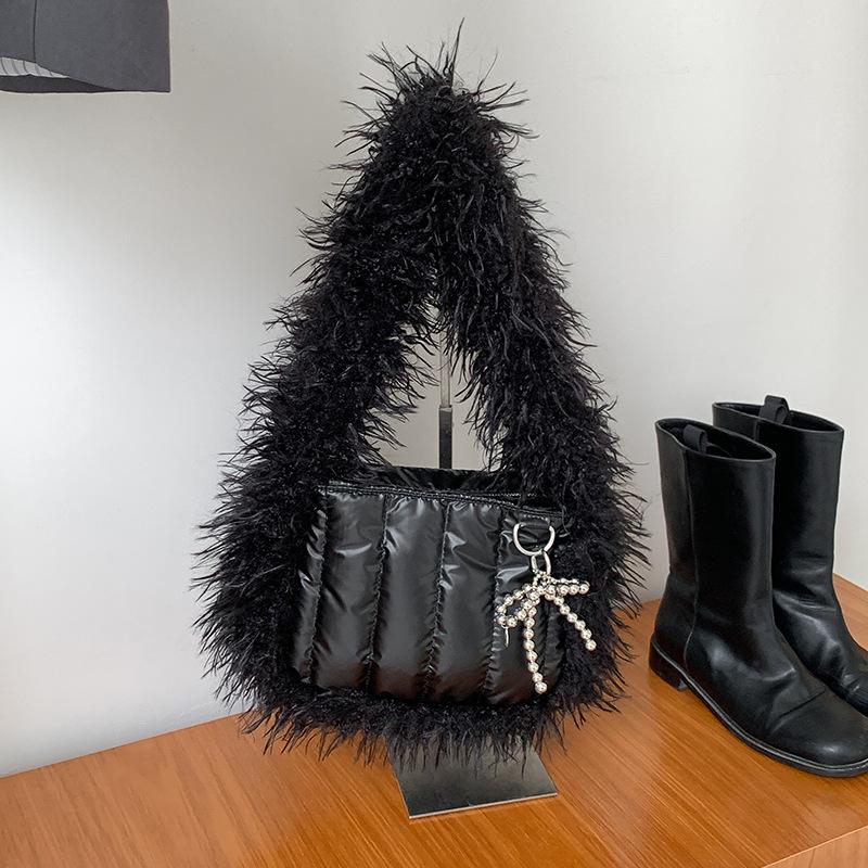 

New Niche Design Underarm Fur Bag for Women s Autumn and Winter Internet Celebrity, Personalized Fashion and Popular Splicing Shoulder Bag чорний