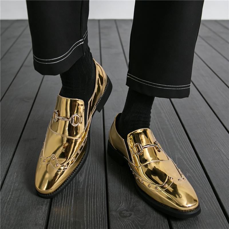 Luxury New Gold Punk Rivet Loafers New Men Pointed Metal Chain Leather Shoes Designer Formal Wedding Dress Homecoming Footwear