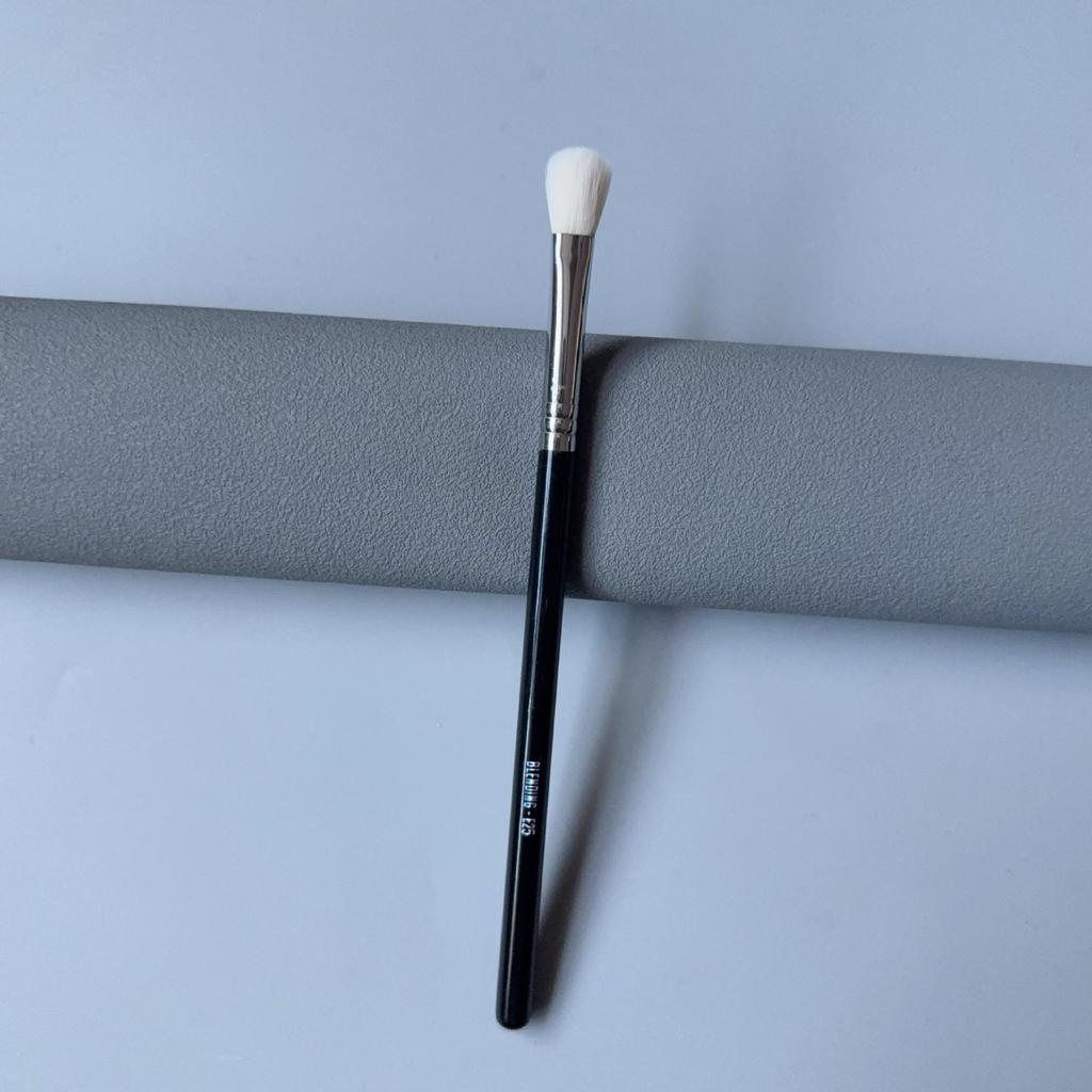 Pincel Chanfrado Sigma E70 para Sombras, Iluminador, Sobrancelhas e Delineador.