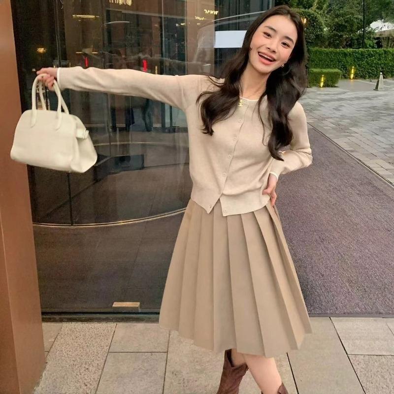 A New Knitted Cardigan for Women's Early Spring and Autumn, A Soft and Laid-back Style Top with A Round Neck and A High-end Look