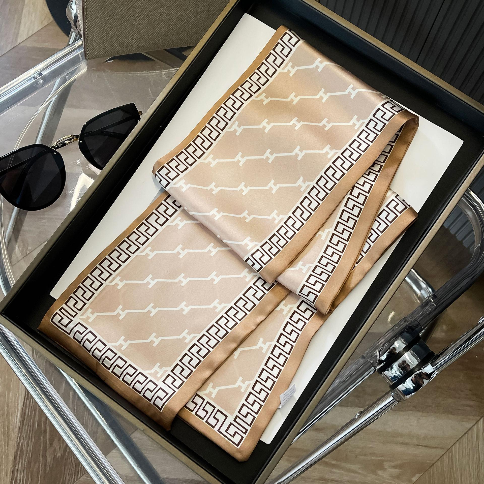 

Високоякісні розкішні шовкові шарфи пов язка на голову Шарфи шийний шарф для жінок ланцюжок шовковий шарф жіноча декоративна хустка 110-14cm